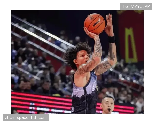 镜头回放：威尔逊抢断后四分卫长传，普拉姆快攻上篮锁定胜局